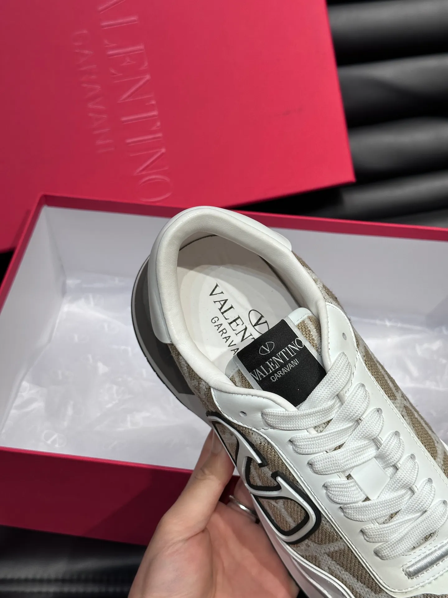 P540💰 Product trademark: VALENTINO "Valentino" Regular size: 38-44 [45 customized] Product materials: Warren men's casual sports shoes, made of multi-material splicing, calf leather stitched with suede cowhide, fabric mesh upper, fabric tongue decorated with brand badge, rubber rivet decorative details on the heel, rivet rubber outsole, non-slip, wear-resistant and shock-absorbing, pure cotton inner foot pad, comfortable and breathable, comes with original box packaging bag!